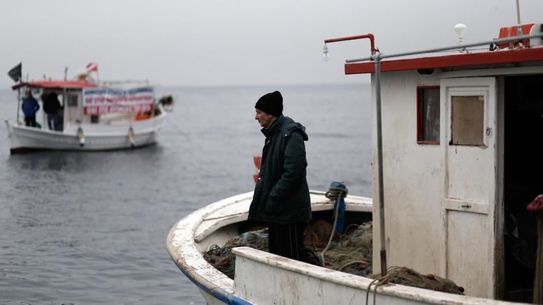 Τρακτέρ και καΐκια γέμισαν την παραλία Θεσσαλονίκης – εικόνες από το λιμάνι